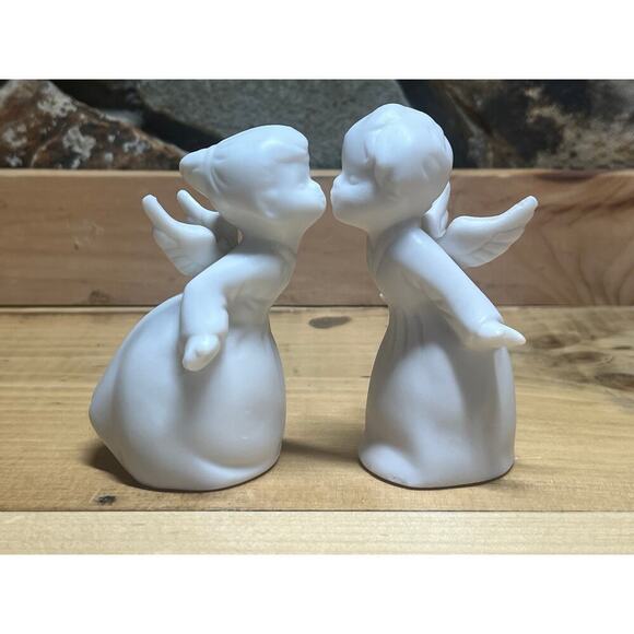 Vintage Schmid Bros Made In Japan Kissing Angels Bisque Figurines Boy Girl 3.5" - Picture 1 of 8